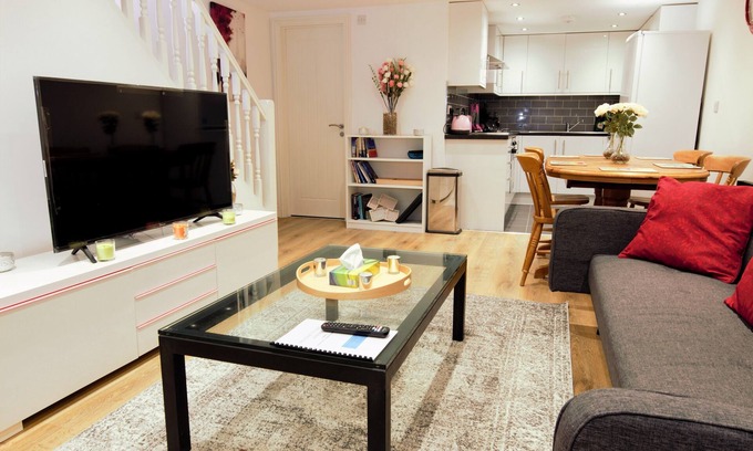Peninsula Copropriété | BEL APPARTEMENT DE 2 CHAMBRES STYLE AU COEUR DE GREENWICH