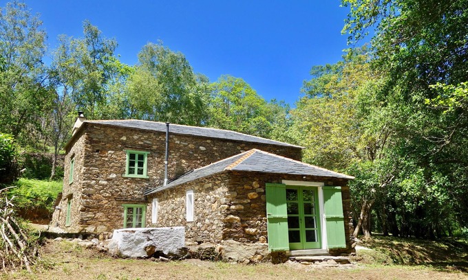 Ortigueira Maison | Beau moulin à eau élégant et récemment restauré juste sur la rivière!