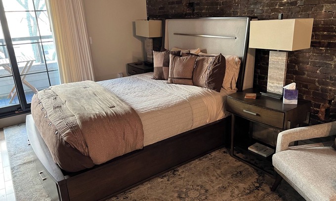 Downtown Syracuse Appartement | Beautiful Suite with Balcony overlooking Warren St in Syracuse