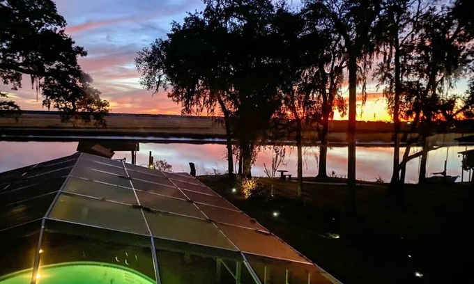 Brunswick Maison | Beautiful Sunsets, Private Dock, Near Beaches