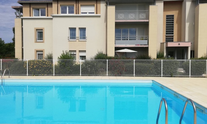 Bergerac Appartement | Beautiful T3 Bergerac with swimming pool