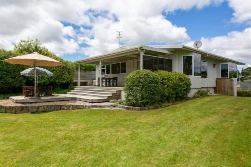 Taupo Maison | Beautiful Three Bedroom Home with Lake Views