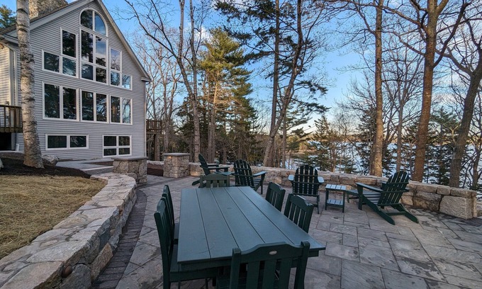 Harpswell Maison | Beautiful timber framed home with comfortable furnishings, on the ocean and close to Brunswick!