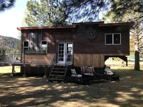 Irwin Maison | Beautiful Tiny House with Wrap-Around Deck and Skylight for a Romantic Escape in Irwin, Idaho