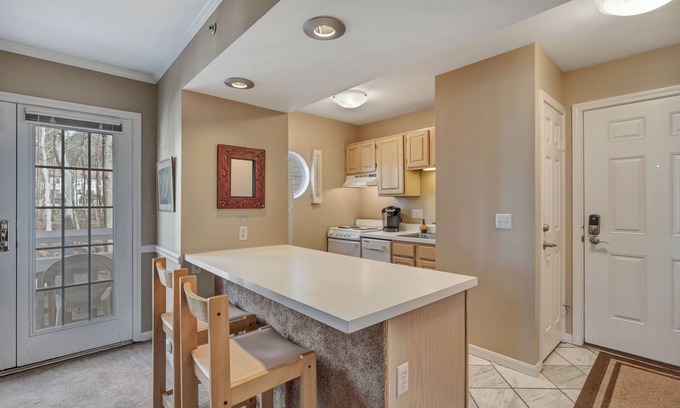 Norwichtown Appartement | Beautiful top floor corner unit. Private entrance.