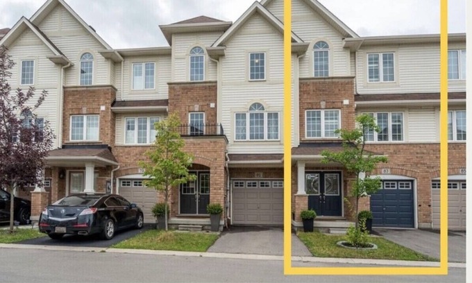 Winona Maison | Beautiful Townhouse w| amazing backyard and free parking x2