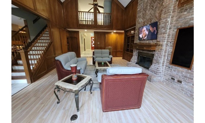 Huntwick Forest Maison | Beautiful two story home with pool and spa and minutes from the mall.