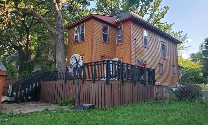 Albert Lea Maison | Belle maison à deux étages près de Fountain Lake et de la clinique Mayo