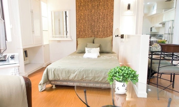 Urdaneta Copropriété | Beautiful unit across greenbelt5 + high speed wifi + Netflix