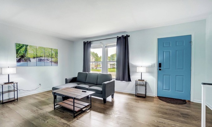 Huntington Maison | Beautiful Updated 4 Bedroom Home in Huntington, King Bed, Close to University!
