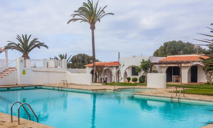 Binisafua Appartement | Bel appartement de vacances "Binisafua Playa - Apartamento 18" près de la plage avec piscine extérieure commune, climatisation, Wi-Fi, terrasse privative et jardin communautaire.