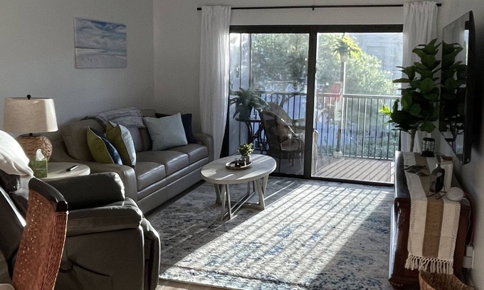 Deerfield Beach Appartement | Beautiful Views-recently fully renovated, upper apartment, brand new furniture.