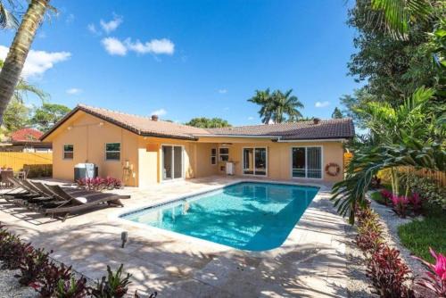 Boca Raton Maison | Beautiful Villa 4 BD 3 BA with Heated Private Pool, Close to Beach