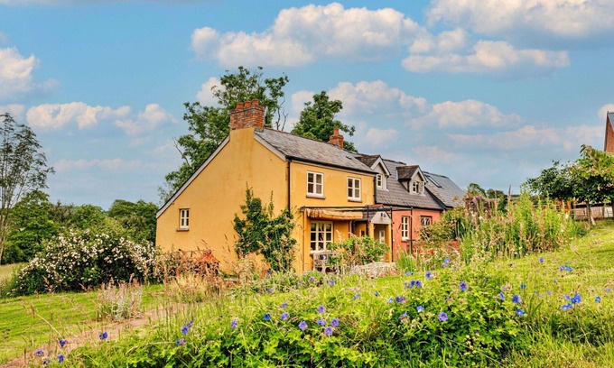 Monmouth Maison | Beautiful villa for 8 guests with WIFI, hot tub, terrace and pets allowed