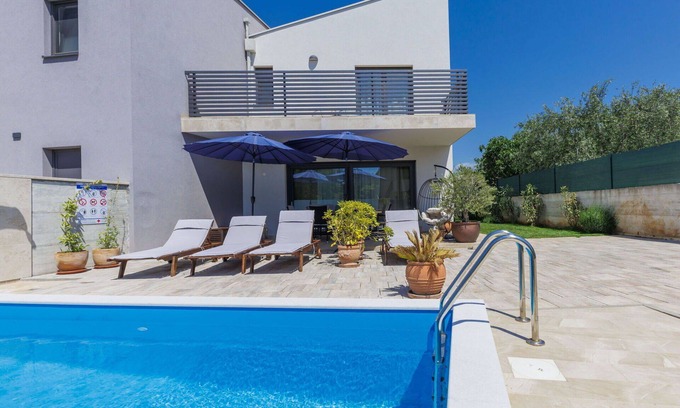 Vrznaveri Maison | Belle maison de vacances avec WIFI, climatisation, piscine privée, TV, terrasse et animaux admis