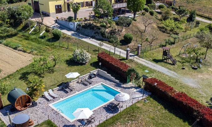 Asti Maison | Confortable appartement pour 6 personnes avec WIFI, piscine, TV, animaux admis et parking
