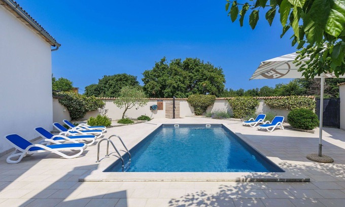 Nova Vas Maison | Belle maison de vacances avec climatisation, piscine privée, WIFI, TV, terrasse et parking