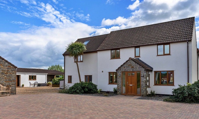 Lympsham Maison | Beautiful villa for 12 people with hot tub, WIFI, terrace and pets allowed