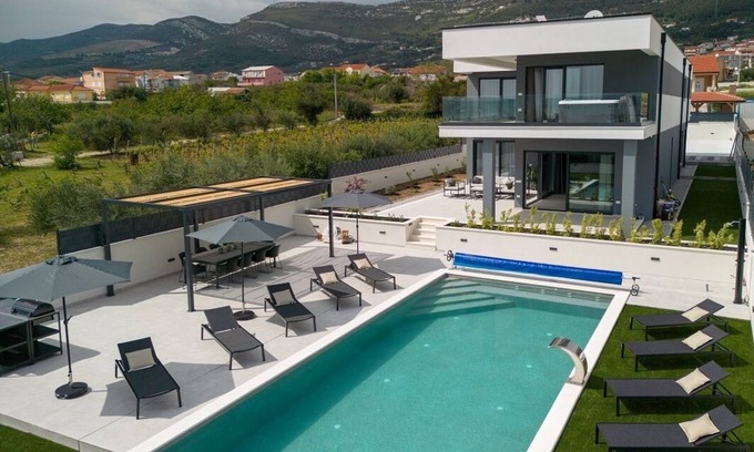 Kastel Stari Villa | Beautiful villa in Kastel Stari, great for families