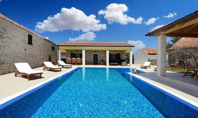 Lovinac Villa | Belle villa Petra avec cuisine d'été et piscine