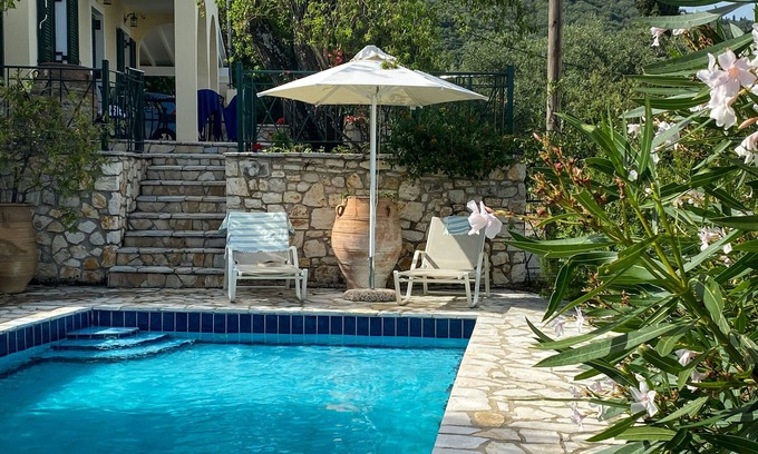 Kentroma Villa | Belle villa, à quelques pas de la plage d'Agni, piscine chauffée avec vue imprenable