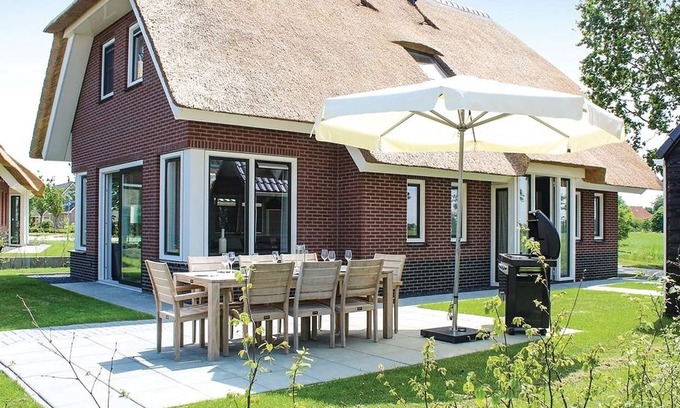 Idskenhuizen Maison | Beautiful villa with sauna, in a holiday park on the water in Friesland