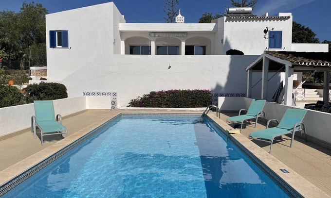 Monte Raposo Villa | A 15 mn de la mer, villa tout confort avec piscine, à la campagne au calme