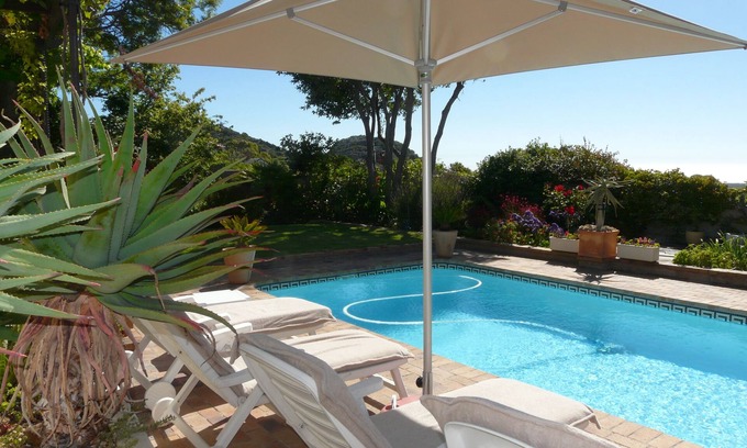 Redhill Villa | Belle villa avec vue imprenable sur la mer et piscine privée chauffée.