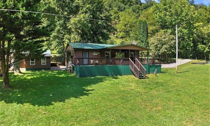 Pearisburg Cabine | Beautiful water front cabin in charming Pearisburg with all amenities.
