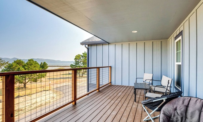 Hammond Maison | Beautiful Water Views: Coastal Oregon Townhome!
