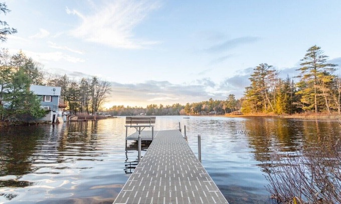 Acworth Maison | Magnifique bord de l'eau, maison quatre saisons sur le charmant lac Crescent!