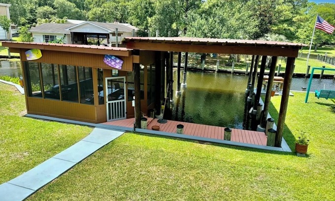 Gautier Cabine | BEAUTIFUL WATERFRONT . GNAT SCREENED BOATHOUSE AND AJOINING COVERED BOAT SLIPS