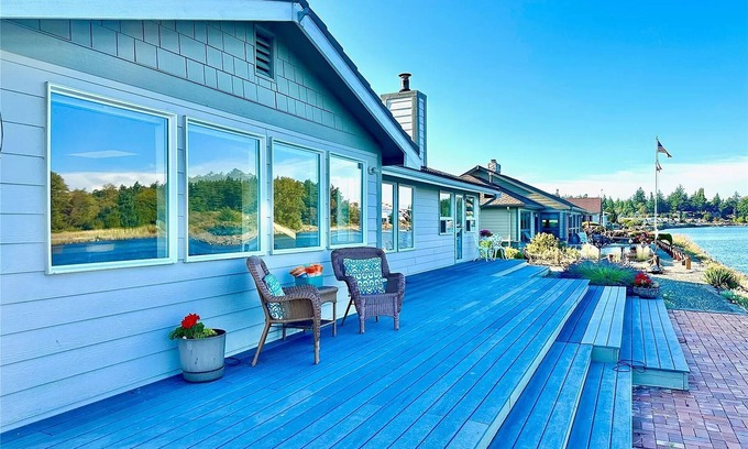 La Conner Maison | Beautiful Waterfront home right on the Swinomish Channel
