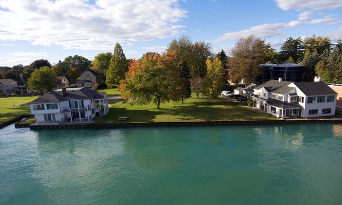 Algonac Maison | Belle maison au bord de l'eau avec vue sur la rue Rivière Clair