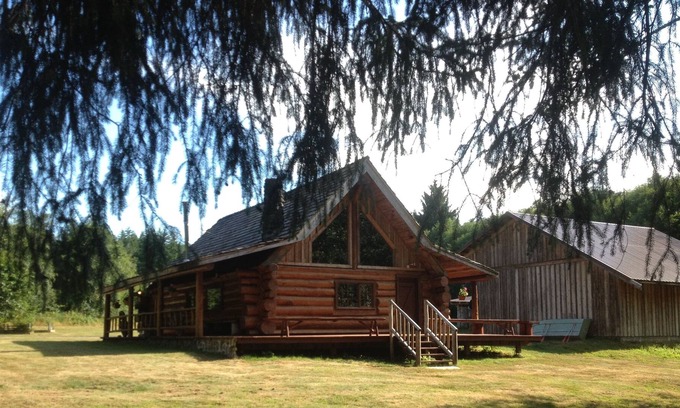 Raymond Cabine | Belle cabane en rondins au bord de l'eau avec bain à remous et sauna