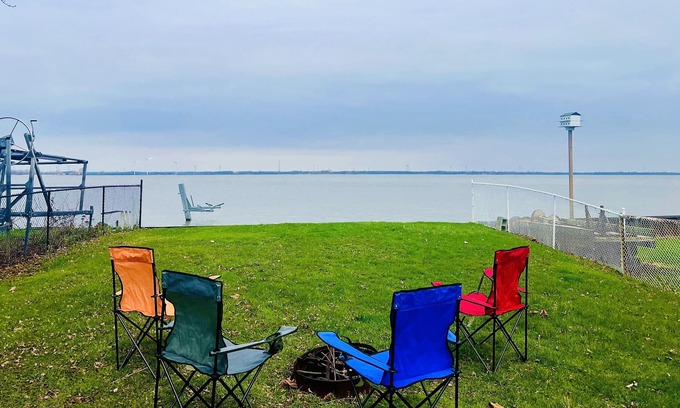 Harwich Cabine | Beautiful waterfront property sitting on Rondeau bay!!
