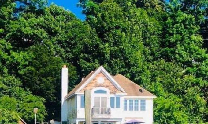 Northport Maison | Beautiful Waterfront Sunset Beach House Oasis Walk to Village Beaches 1hr NYC