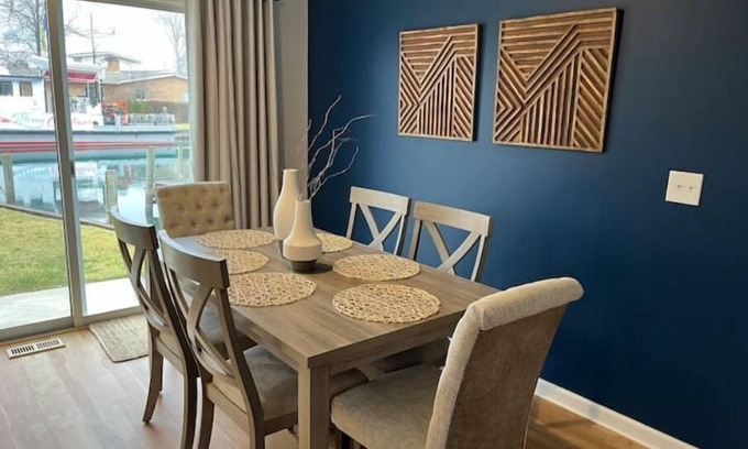 Algonac Maison | Beautiful waterfront vacation home -open & modern