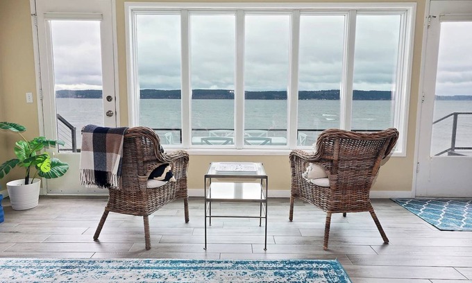 Greenbank Maison | Beautiful Whidbey Island Waterfront 2 Bedroom, 2 Bath home, Sleeps 6