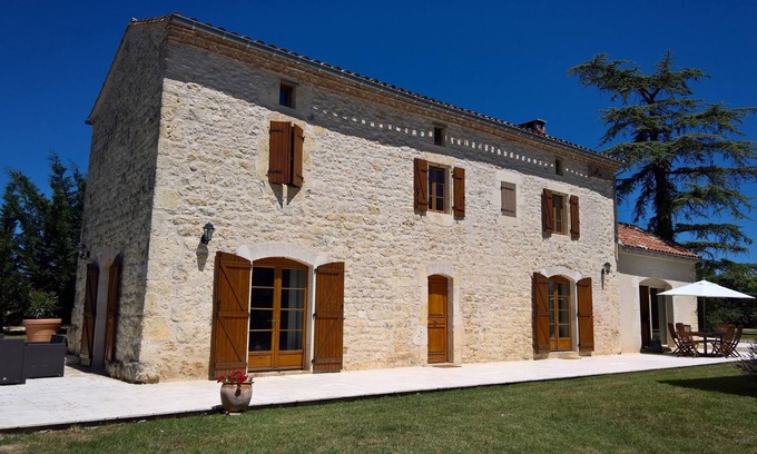 Livers-Cazelles Maison | Magnifique maison en pierre blanche dans le Sud Ouest de la France à Cordes.