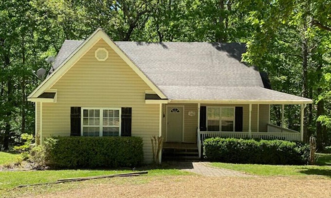 Sardis Maison | Beautiful wooded home. Close to Sardis Lake, Batesville, Oxford, and Southaven