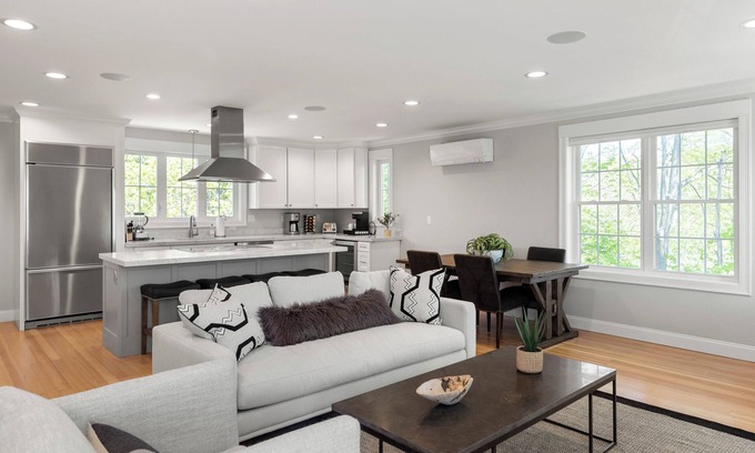 Andover Appartement | Beautifully Appointed 3-Bedroom Apartment w/Roofdeck, Central Andover location