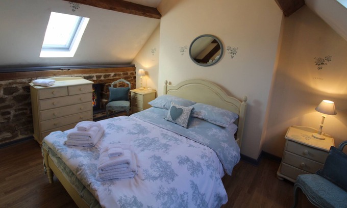 Larchamp Maison | 18ème siècle magnifiquement transformé Stable indépendante dans cadre rural paisible