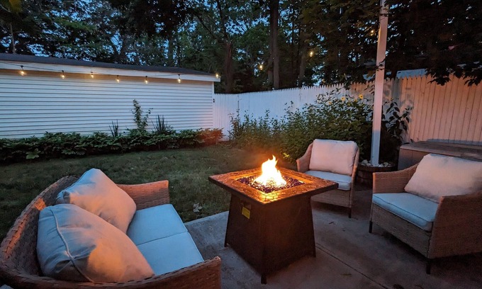 Islip Terrace Appartement | Beautifully decorated1BR Apartment - Full Kitchen, Private Backyard & Fire Pit!