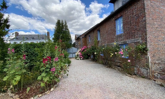 Avernes-Saint-Gourgon Cottage | Beautifully converted detached Coach House in peacful Normandy village