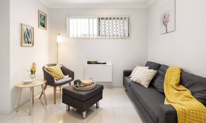 Rocklea Appartement | Beautifully Presented and Close to Transport!