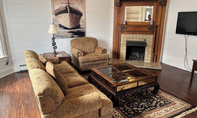 Lake Geneva Appartement | Beautifully remodeled apartment located a short 2 blocks from Geneva Lake!