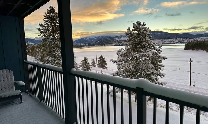 Frisco Copropriété | Beautifully remodeled, spacious Frisco condo directly overlooking Lake Dillon..