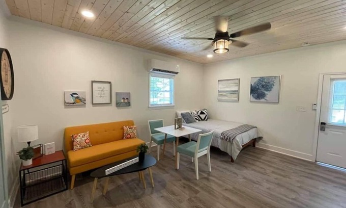 Winchester Appartement | Beautifully Renovated Studio 2 miles from the Marina