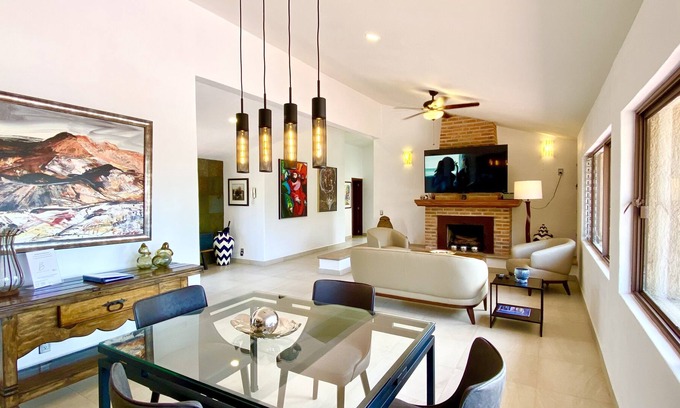San Antonio Tlayacapan Maison | Beautifully Renovated 2 Bedroom. Great Location- Walk to everything.